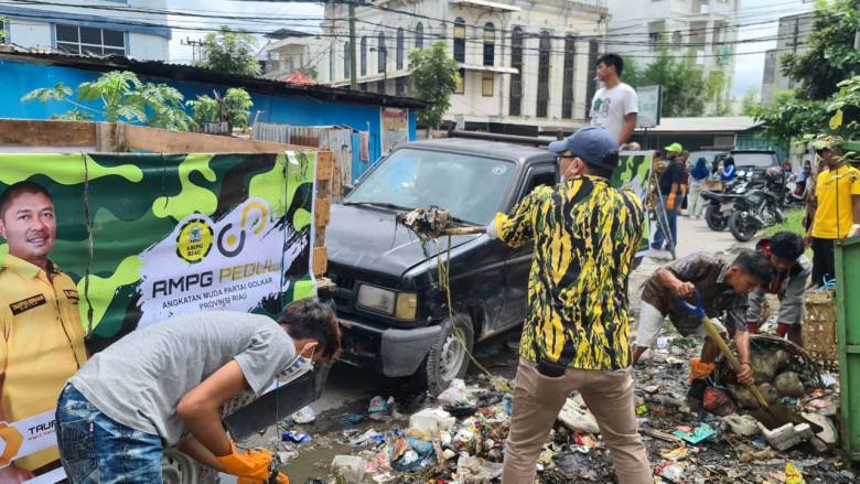 Tak Hanya Bersihkan Sampah Pekanbaru, AMPG Riau Turut Bagikan Masker